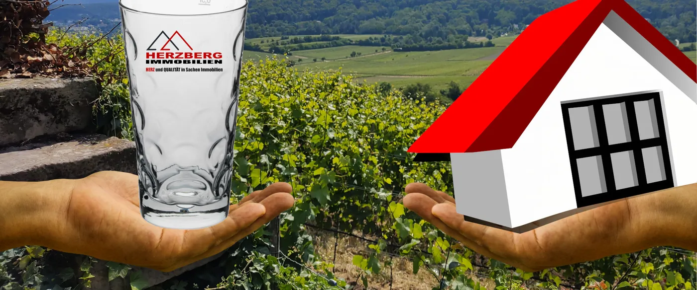Plakat von HERZBERG IMMOBILIEN mit Dubbeglas und Haus vor Weinbergen